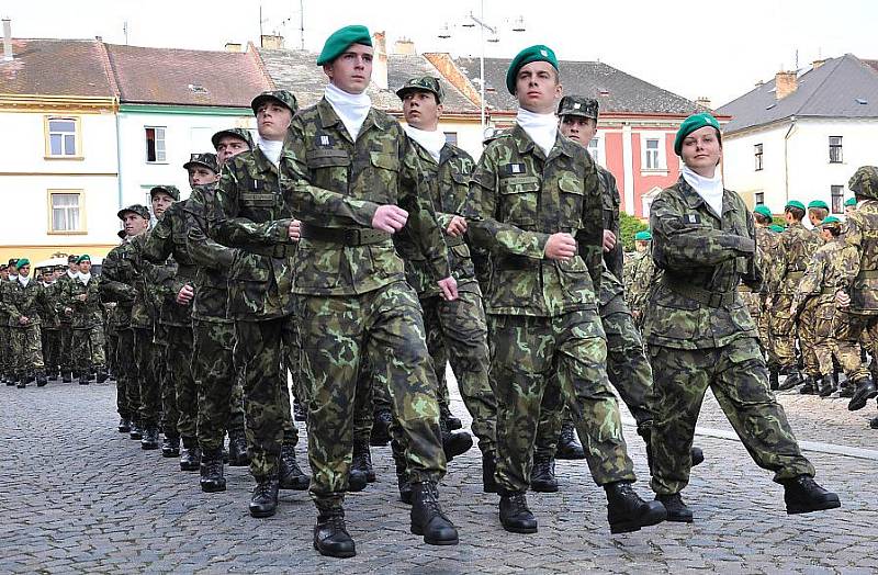 Střední vojenská škola v Moravské Třebové slavila 75 let od založení. Prváci složili na náměstí slib.