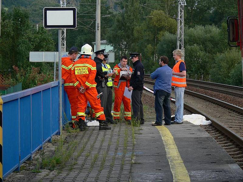 Na nádraží v Moravské Chrastové vlak ve středu srazil muže. Ten na místě zemřel. Ve svitavském Lačnově vyhasl tentýž večer život třicetiletého motorkáře.
