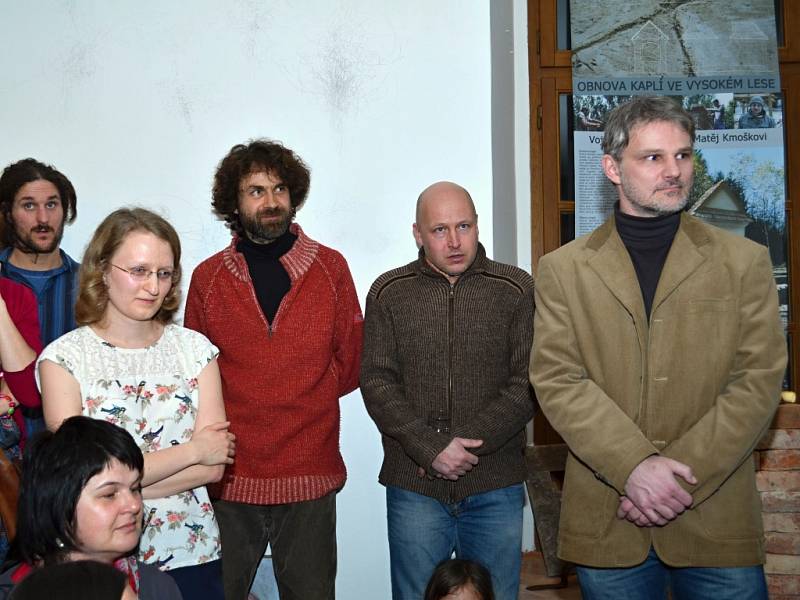Šárka Hrouzková vystavuje se svými žáky.