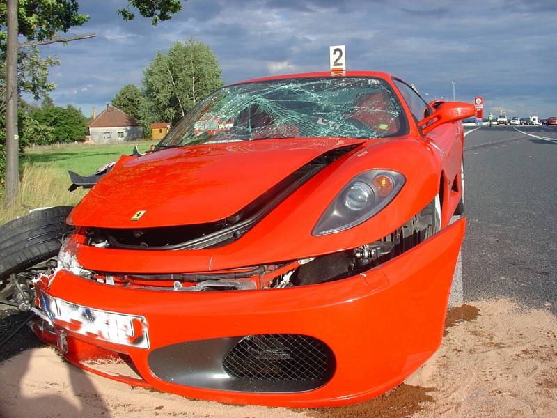 Vůz Škoda Fabia nedal přednost protijedoucímu ferrari, majiteli vznikla škoda 2,5 milionu korun