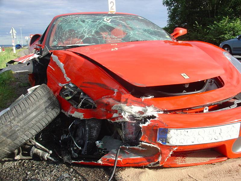 Vůz Škoda Fabia nedal přednost protijedoucímu ferrari. Majiteli luxusního auta vznikla škoda 2,5 milionu korun. Ke střetu došlo na silnici I/35 u benzinové stanice u Gajeru na Svitavsku. Při nehodě byla lehce zraněna spolujezdkyně ve fábii. 