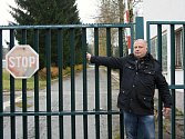 Starosta Květné Petr Škvařil před muničním skladem v Květné. Foto: archiv Deníku