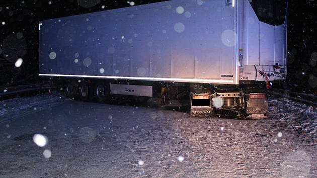 Havárie nákladního auta ráno zastavila provoz na I/35 u Svitav.