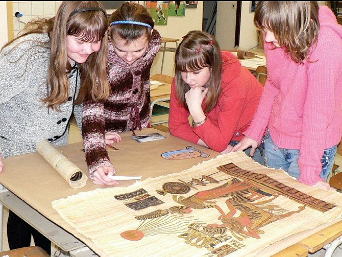 MLADÍ HISTORICI zkoumali papyrové svitky, které jim přivezl František Plíva z Egypta.