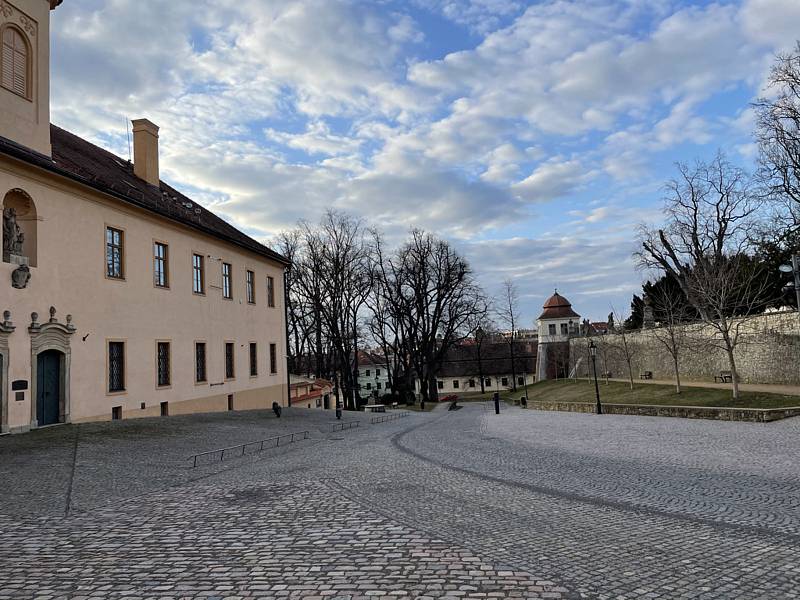 Jindy plná podloubí a ulice Litomyšle zejí o víkendech v Litomyšli prázdnotou. Stejně tak Klášterní zahrady. Podívejte se na "vylidněné" město.