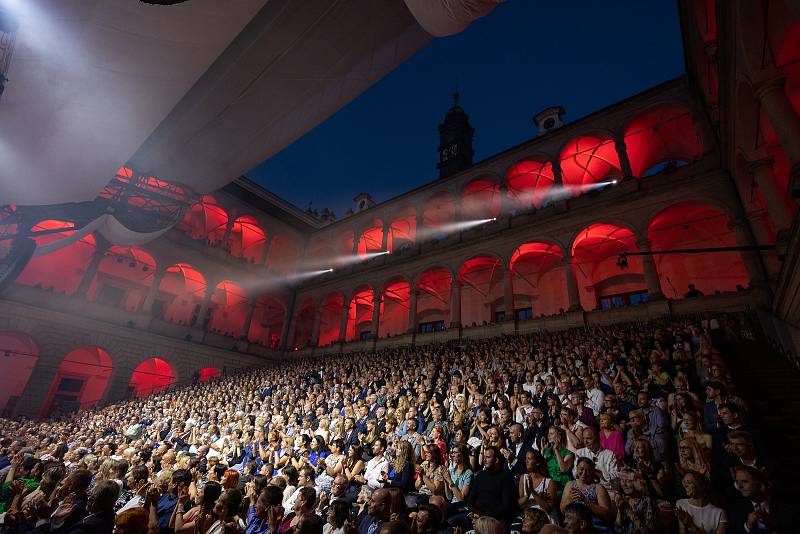 Velké finále s Police Symphony Orchestra završilo 64. ročník festivalu Smetanova Litomyšl. Překvapením večera byla francouzská zpěvačka Zaz