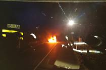 Ženě za jízdy začal hořet automobil, zavolala na tísňovou linku a na místo vyjeli hasiči ze stanice Litomyšl