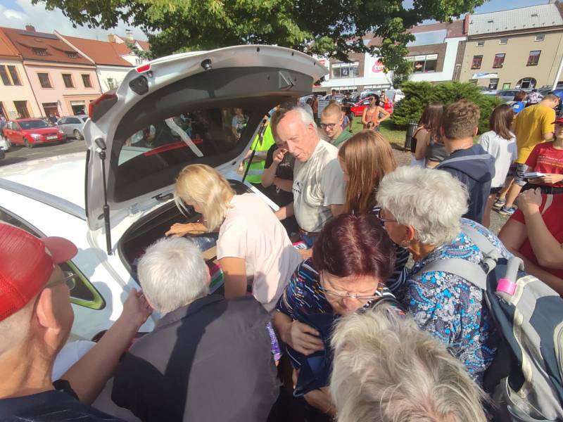 Na Andreje Babiše, Alenu Schilerovou a Karla Havlíčka čekali v Jevíčku jeho příznivci i odpůrci.