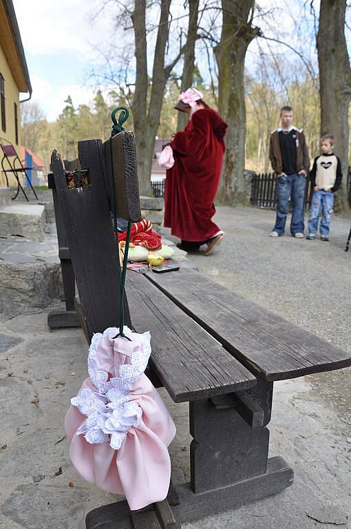 Průvodkyně na hradě Svojanov prochází komnatami v róbách z doby gotiky a empíru.   