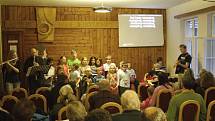 Zpívání náboženských písní v domě ČCE ve Svitavách během Noci kostelů.