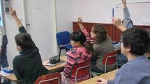 Veřejnost pustili do tříd. Nahlédli, jak žáci sedmých ročníků  ZŠ v Třebařově probírali tvorbu slov. Výrazy zapisovali na interaktivní tabuli. 