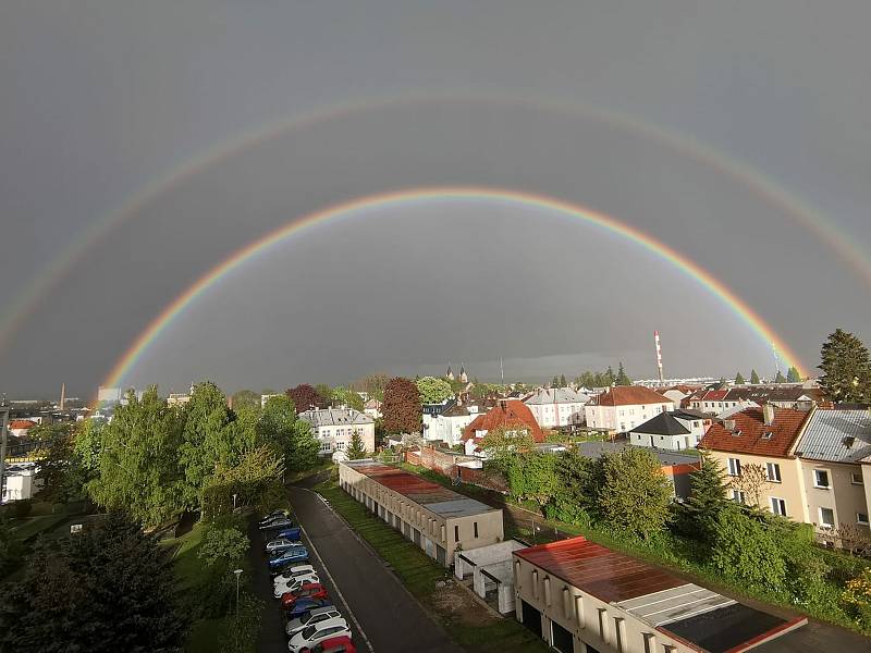 Čtenáři Svitavského deníku fotili duhu, která se objevila na obloze v neděli navečer po krátkém dešti.