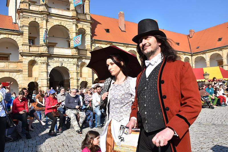 Na zámku v Moravské Třebové začala v sobotu letošní turistická sezona. K vidění byl dobový jarmark, bujaré tanečnice, vystoupil kat a své umění předvedl i fakír.