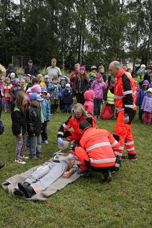 Záchranáři ukázali dětem základy první pomoci