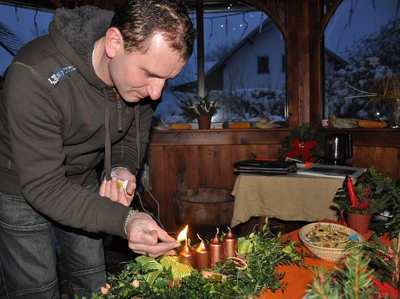 Václav Trunec z Chotovic u Litomyšle rozsvítil na svém domě a zahradě tisíce žárovek.