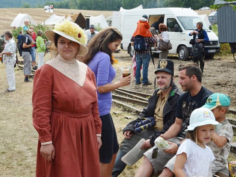 Diváci, kteří přijeli v sobotu do Mladějova,  nepřišli o pořádnou podívanou. Rakušané použili v boji proti Rusům i plamenomet. V lazaretu sténali zranění. Tomu všemu přihlíželi i dámy v dobových róbách. 