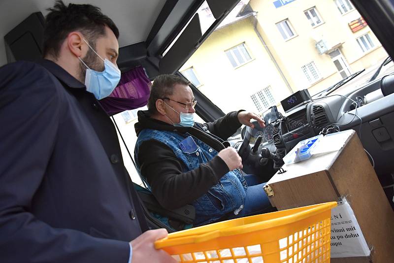 Jan Smejkal dovezl krabice respirátorů do Poličky na vlakové nádraží a zásobu nechal i řidiči MHD Jiřímu Valíčkovi. Ten je bude dávat cestujícím, když nebudou mít.