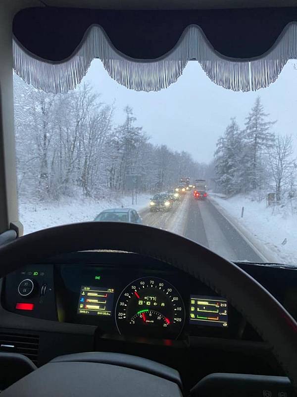 První sníh zkomplikoval dopravu na Svitavsku.