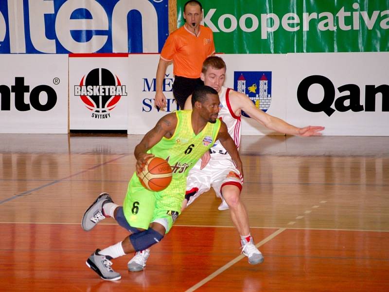 SVITAVŠTÍ BASKETBALISTÉ se dokázali na rozdíl od utkání na Slovensku vyrovnat soupeři v podkošovém prostoru.