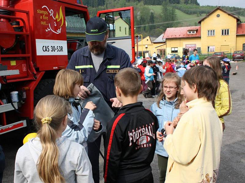 Žáci z prvních až pátých tříd ze Základní školy v Brněnci si v pátek prověřili znalosti pravidel silničního provozu. 