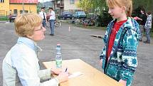 Žáci z prvních až pátých tříd ze Základní školy v Brněnci si v pátek prověřili znalosti pravidel silničního provozu. 
