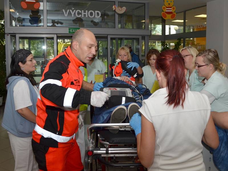 V nemocnici ve Svitavách prověřovali traumatologický plán. Zdravotnický tým se postaral o zraněné z hromadné dopravní nehody. Cvičně. 