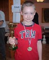 Zlatá medaile na krku Ondřeje Švandy. Poličský mladíček neprohrál na své pouti k mistrovskému titulu ani jedinou partii.   