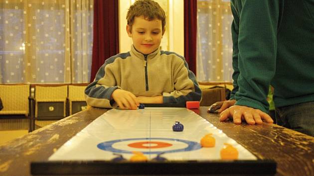 Malý curling. V Litomyšli jste nemuseli mít ani velké kameny a smetáček, abyste si vyzkoušeli sport, v němž dominuje třeba Kanada.