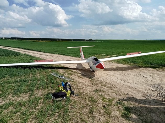  Pilot byl pravděpodobně vlivem povětrnostních podmínek donucen k přistání, při kterém měl křídlem zavadit o zem.