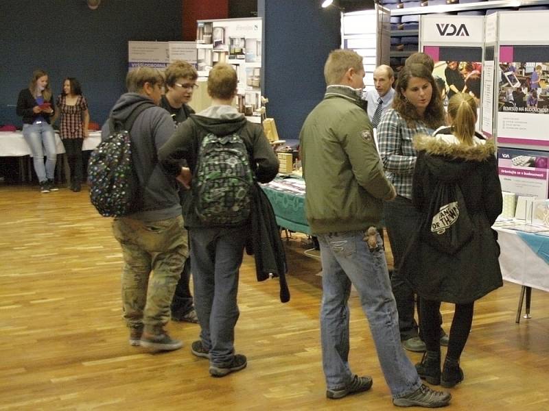 Návštěvníci se mohli zástupců škol zeptat podrobnosti týkající se studia.