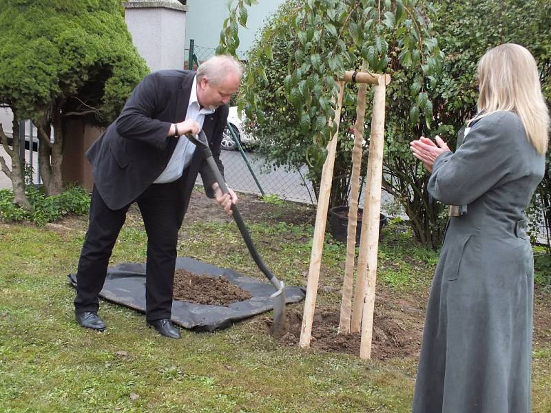 VILA JINDRA. Respitní péče je velmi náročná. Senioři se rádi vracejí. Oslavy výročí si užili spolu se svými blízkými, zaměstnanci a hosty.