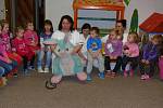 Sestřičky ze svitavské nemocnice navštívily děti v mateřské školce v Brněnci. Na plyšácích je učily poskytovat první pomoc. 