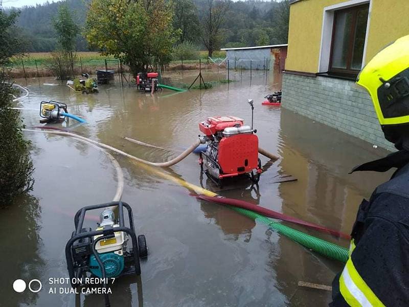 Voda zaplavila zahrady a silnice.