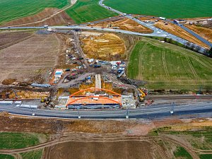 Stavba železničního mostu přes budoucí D35 u Svitav a Opatovce finišuje.