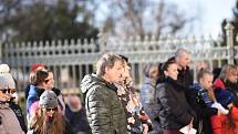 Desítky lidí v Litomyšli se sešly v neděli odpoledne na zámeckém návrší při Modlitbě za Ukrajinu.