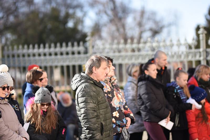 Desítky lidí v Litomyšli se sešly v neděli odpoledne na zámeckém návrší při Modlitbě za Ukrajinu.
