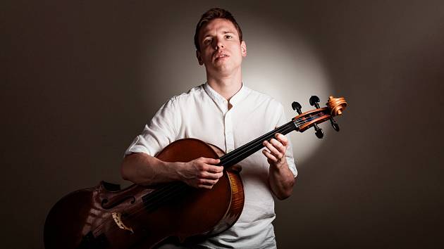 Pavel Čadek je brněnský písničkář hrající na violoncello.