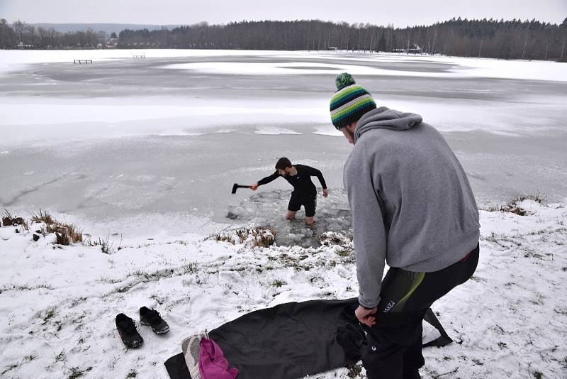 VYSEKAT DÍRU V LEDU a jde se na to. Mrzne, až praští, ale sportovci se do vody ponoří s radostí.