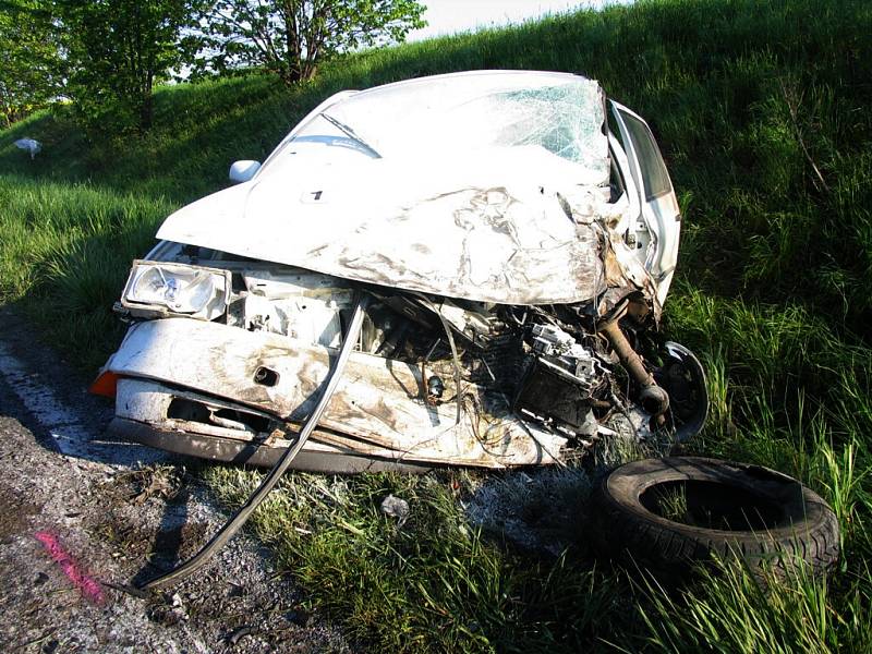 Nehoda osobního automobilu a kamionu u obce Tržek.
