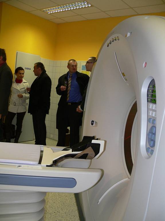 LÉKAŘI  V LITOMYŠLSKÉ NEMOCNICI  získali  nový přístroj CT, který umožní přesnější  a detailnější vyšetření orgánů nemocného člověka.