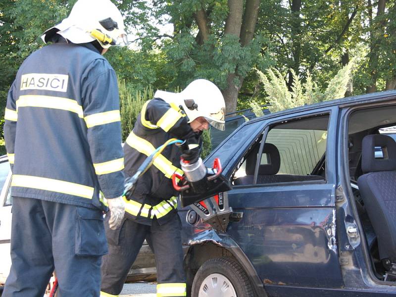 Lidé se ve středu podívali k hasičům, na policii a ke strážníkům. Nahlédli také pod ruce záchranářů.