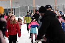 Veřejné bruslení přilákalo v neděli na zimní stadion v Litomyšli desítky lidí.
