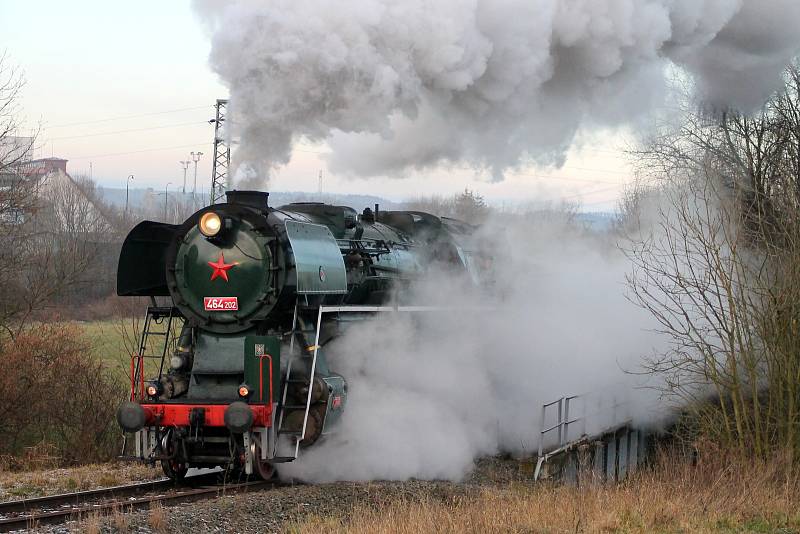 Unikátní lokomotivě 464.202 z roku 1956 dala jméno její zelená barva. V uplynulých dnech vozila děti při mikulášských jízdách na trati Litomyšl - Choceň.