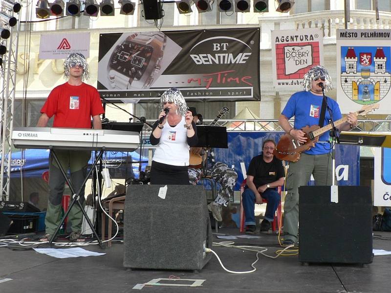 Petr krčmář a jeho doprovodná kapela Krtkův band na festivalu rekordů a kuriozit v Pelhřimově doslova jen zářili.
