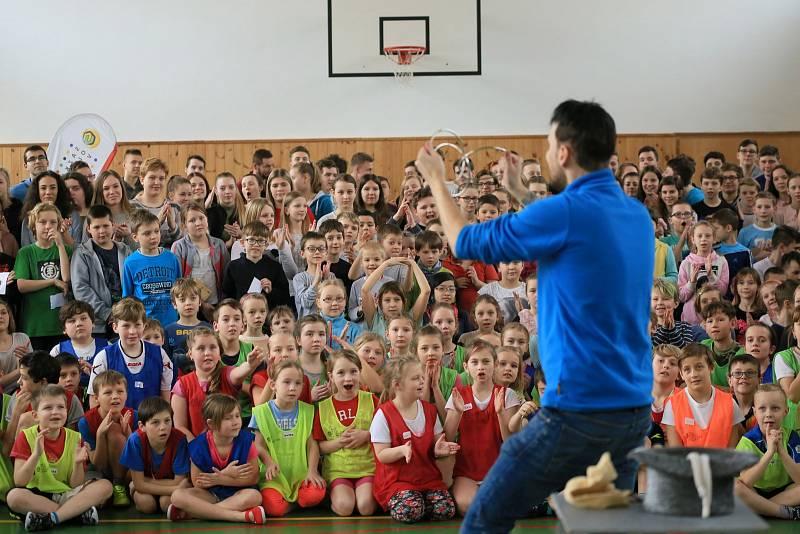 Školáci v Jevíčku si zatrénovali s výškařkou Michaelou Hrubou.