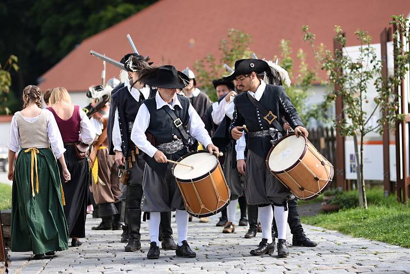 Princezna Arabela neboli herečka Jana Nagyová v sobotu zahájila na hradě Svojanov Třicetiletou válku.