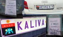Auta "pravých" Slovanů v Litomyšli a posměvačné vzkazy okolojedoucích řidičů