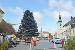 Z Rumunské ulice na náměstí Míru doputoval vánoční strom Svitav.
