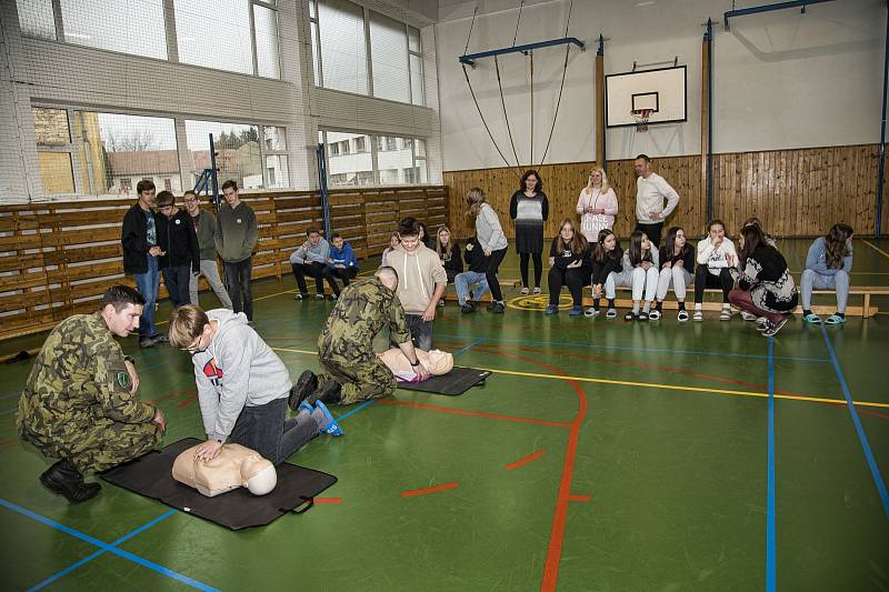 Příprava občanů k obraně státu na základní škole v Jevíčku