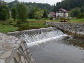 Hráz rybníka ve Svojanově opravili dělníci i s pomocí těžké techniky.  V příjemném prostředí mezi stromy často hledají odpočinek i turisté. 